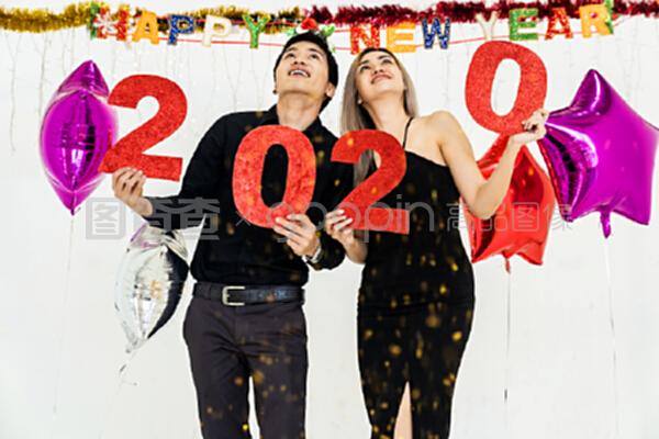 参加2020年红色新年庆祝活动的一对年轻夫妇。
